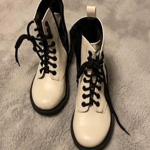 Soda woman’s white combat boots